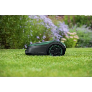 Bosch Indego S 500 Mähroboter auf Rasen, automatische Rasenpflege.
