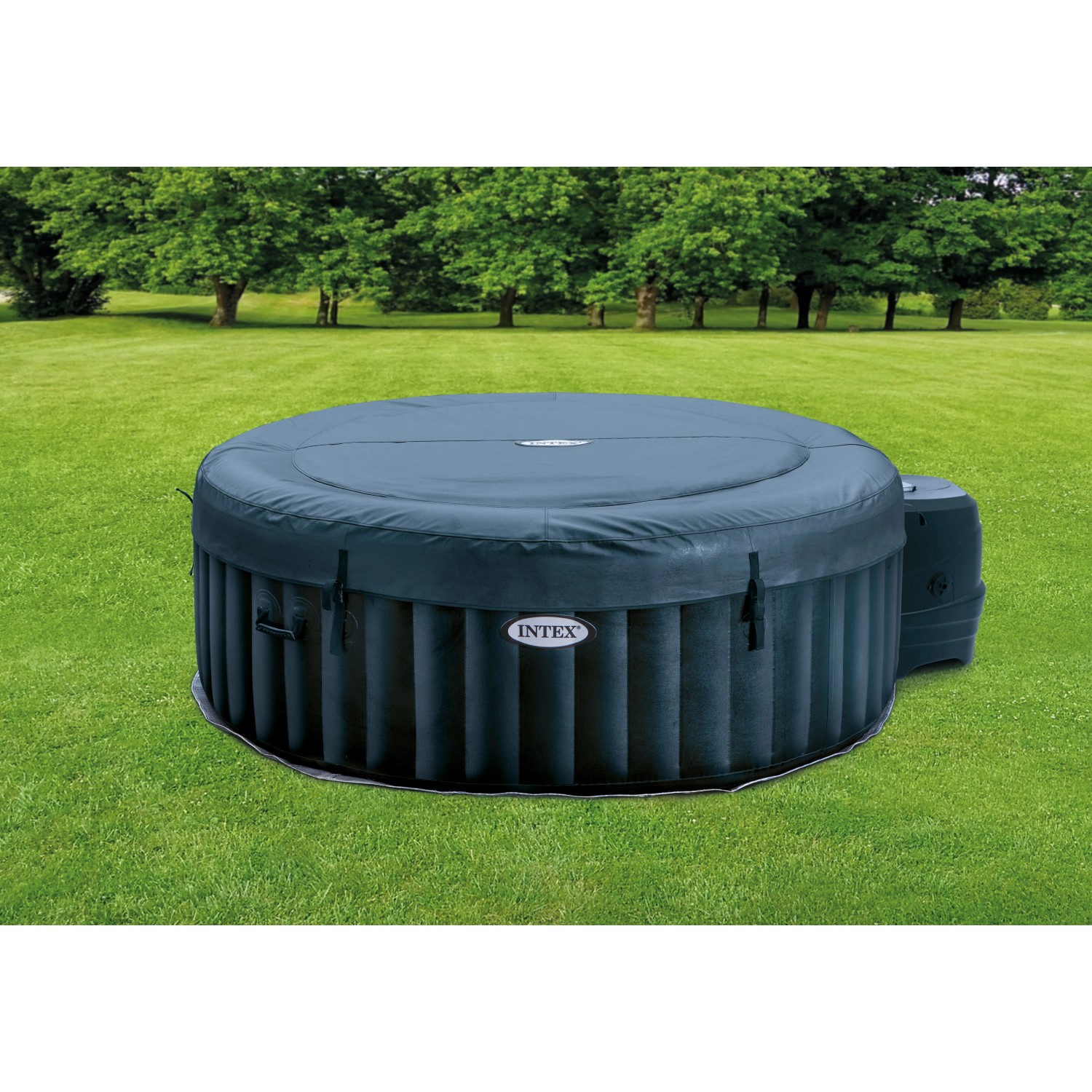 Intex PureSpa Plus aufblasbarer Whirlpool mit Abdeckung im Garten.