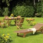 Gartenmöbel-Set Greenville aus Holz mit Klappsessel, Tisch, Liege und Serviertablett auf einer grünen Wiese.