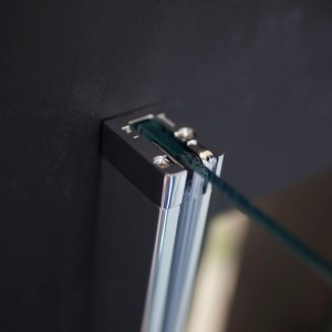 Detailaufnahme: Breuer Walk-In Duschwand Panorama, Chrom-Profil mit Klarglas, Befestigung.