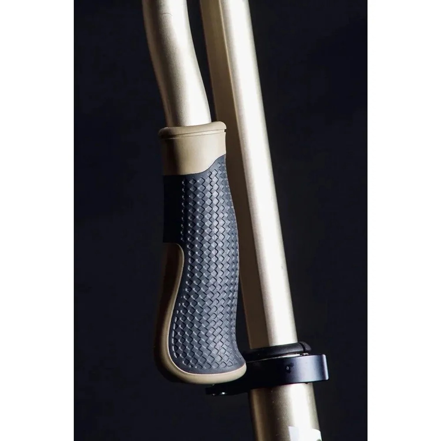Ergonomischer, strukturierter Griff des Six Degrees Aluminium Scooters in Gold. Dunkelgrauer TPR-Griff, goldene Lenkstange, höhenverstellbar.