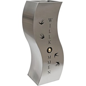 Edelstahl Pflanzsäule Schwalbe mit Schriftzug und Vogelmotiven für den Garten.