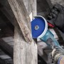 Bosch Expert Trennscheibe Carbide Multi Wheel 115 mm im Einsatz beim Schneiden von Holz.