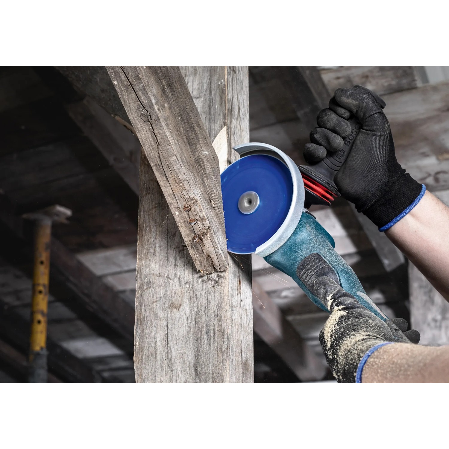 Bosch Expert Trennscheibe Carbide Multi Wheel 115 mm im Einsatz beim Schneiden von Holz.