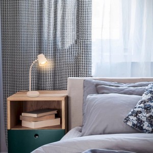 Beige Brilo Skriva Tischleuchte mit flexiblem Hals und schwenkbarem Kopf auf Nachttisch. Moderne Schreibtischlampe.