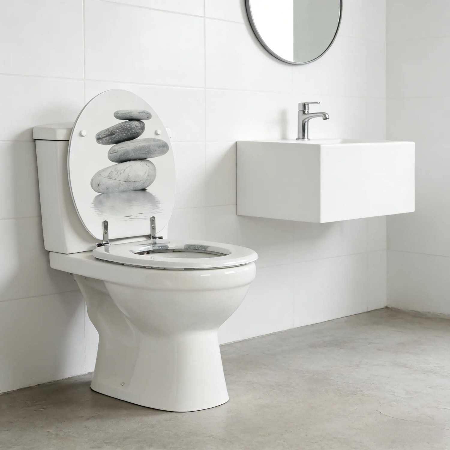 Sinobath WC-Sitz oval mit Absenkautomatik, Deckel mit gestapelten Kieselsteinen bedruckt, in hellem Bad.