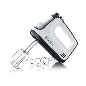 Severin Handmixer HM 3830 in Weiß-Schwarz mit Rührbesen und Knethaken.
