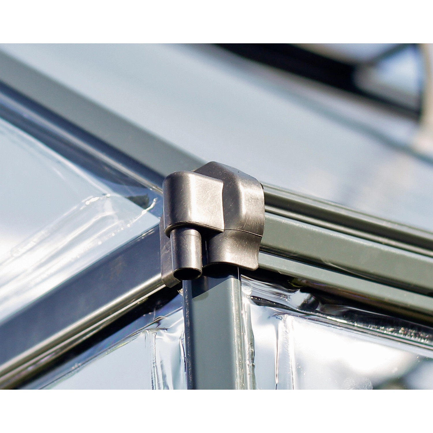 Detailaufnahme: Palram Canopia Gewächshaus Victory Orangerie, grauer Rahmen, klare Paneele, Verbinder.