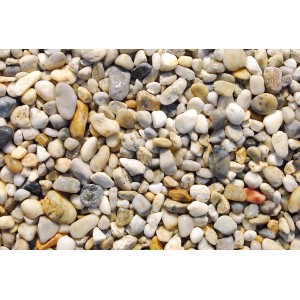 Nahaufnahme von weiß-bunten Quarzkieseln (16-32 mm) als Zierkies für den Garten.