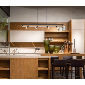 Moderne, schwarze Globo LED-Pendelleuchte Ida mit 5 Strahlern und Holzoptik über einer Küchentheke.