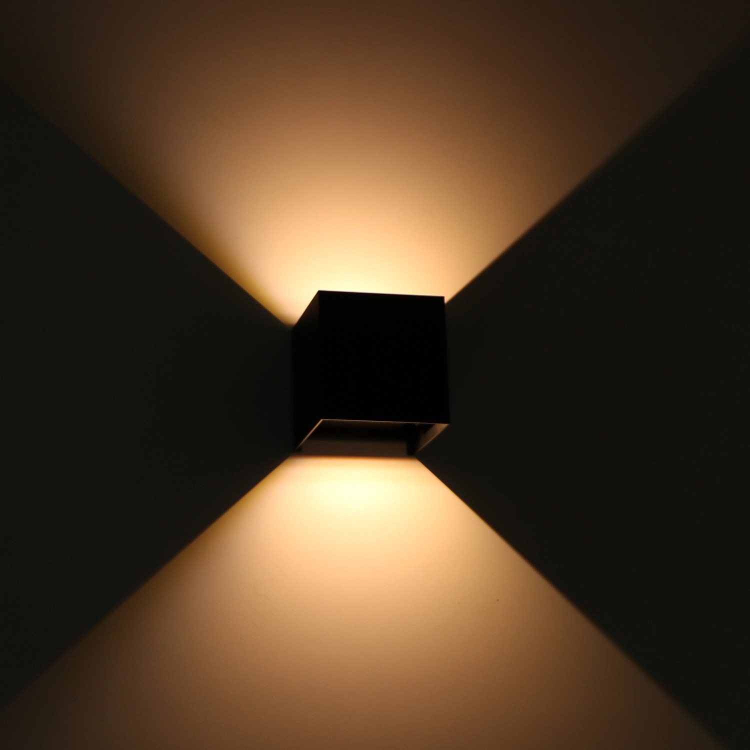 Schwarze, eckige LED Außenwandleuchte mit warmweißem Lichtstrahl nach oben und unten.