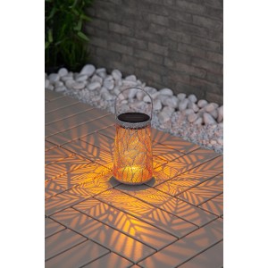 Metall Laterne mit Blättermuster und Solarpanel. Die Solar-Wegeleuchte spendet warmweißes Licht.