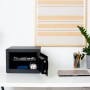 Offener, schwarzer Yale Smart Safe Tresor mit Bluetooth und Tastenfeld auf einem Schreibtisch.