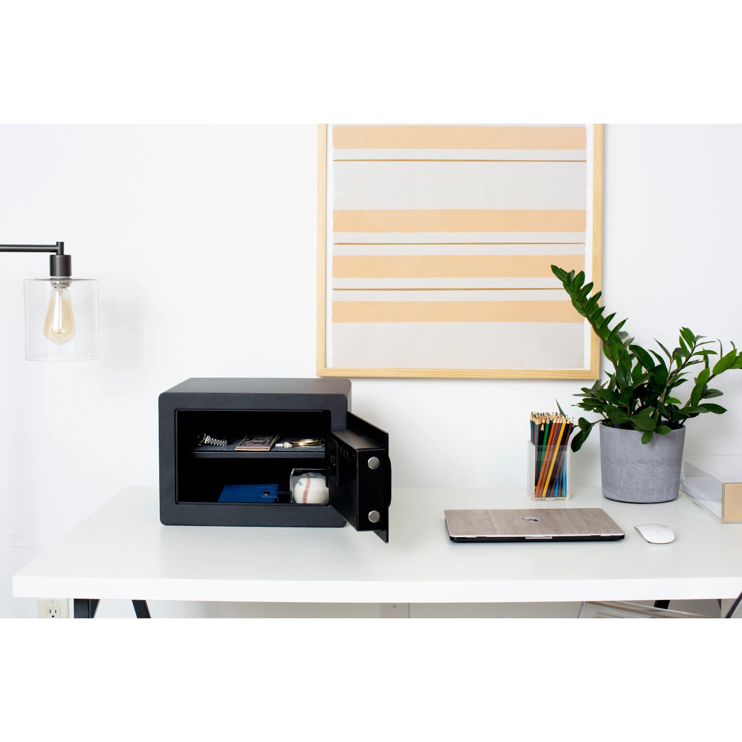 Offener, schwarzer Yale Smart Safe Tresor mit Bluetooth und Tastenfeld auf einem Schreibtisch.