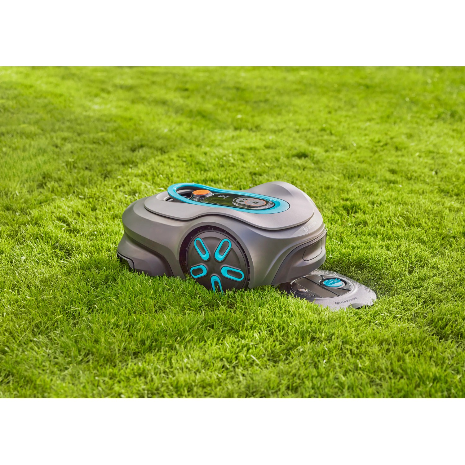 Gardena Pipeline-Bewässerungssystem AquaPrecise Komplett-Set im Rasen. Solarbetrieben für effiziente Gartenbewässerung.