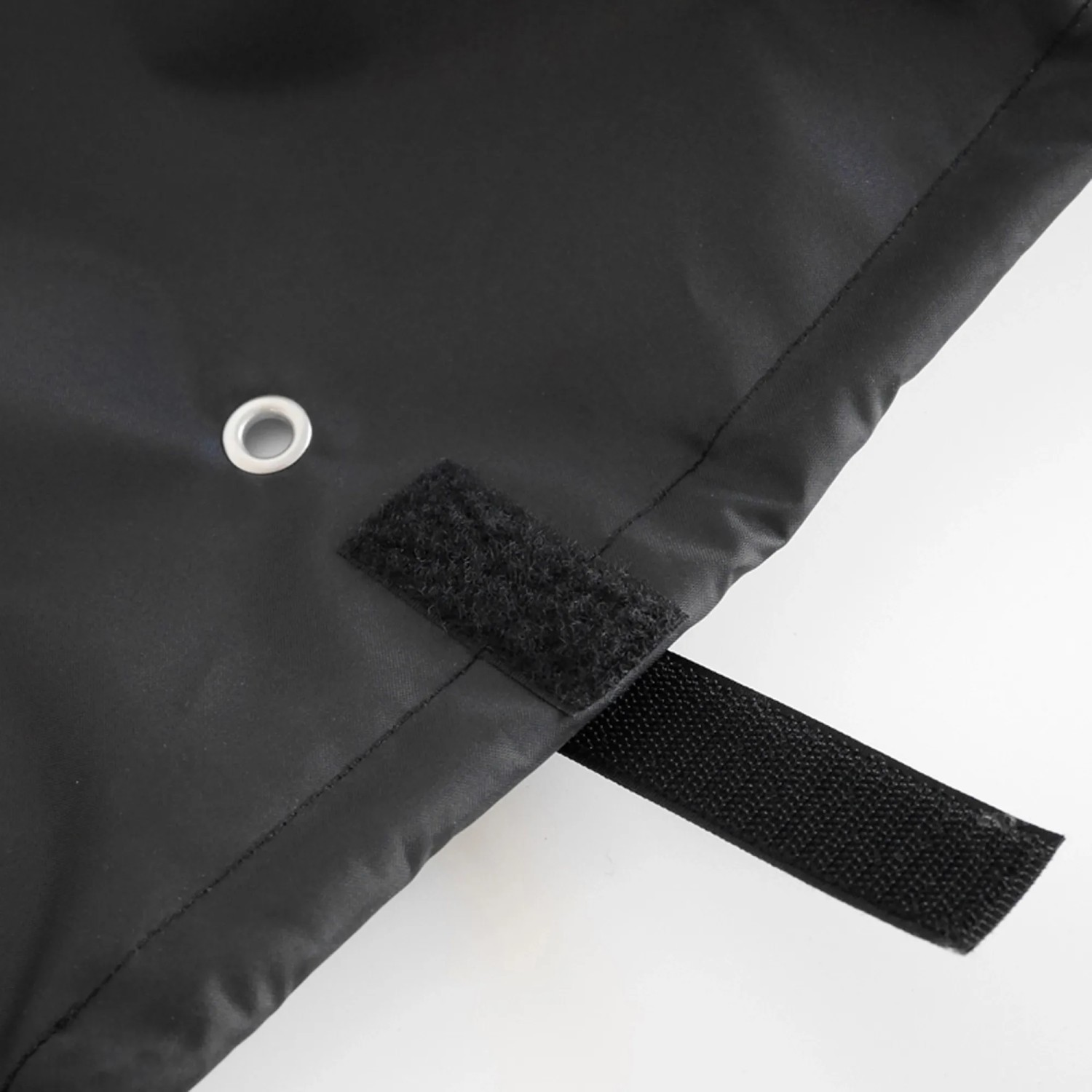 Detailaufnahme der schwarzen Vasner Abdeckhaube AirCape mit Klettverschluss und Öse.