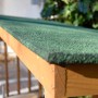 Detailaufnahme: Grünes Bitumendach des Dobar Kaminholzregals aus Kiefernholz.