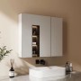 Weißer Emke Spiegelschrank 75x65 cm mit 2 Spiegeltüren und beleuchtetem offenem Regal im modernen Bad.