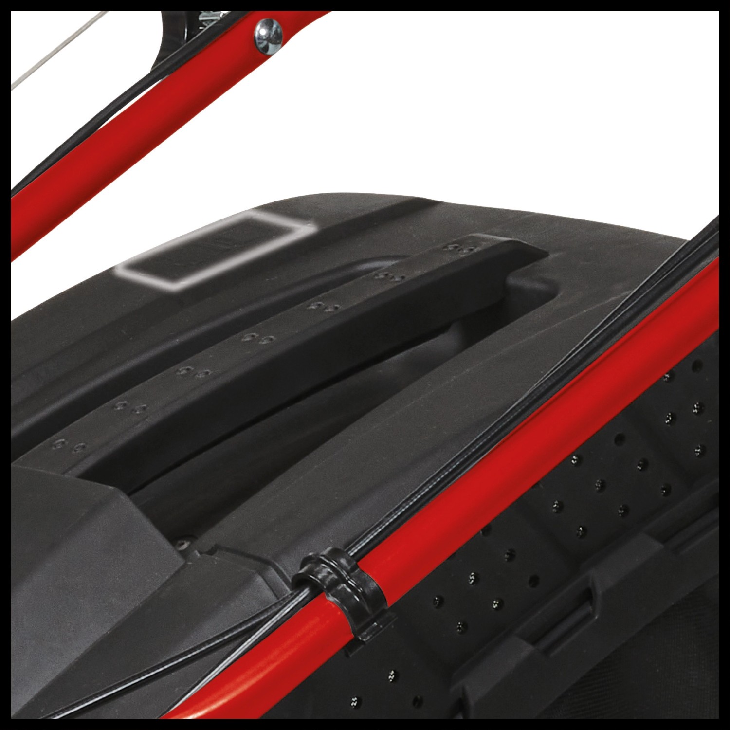 Detailaufnahme des Einhell GC-PM 51/3 S HW-E Benzin-Rasenmähers, Fokus auf Gehäuse und Bedienelemente.