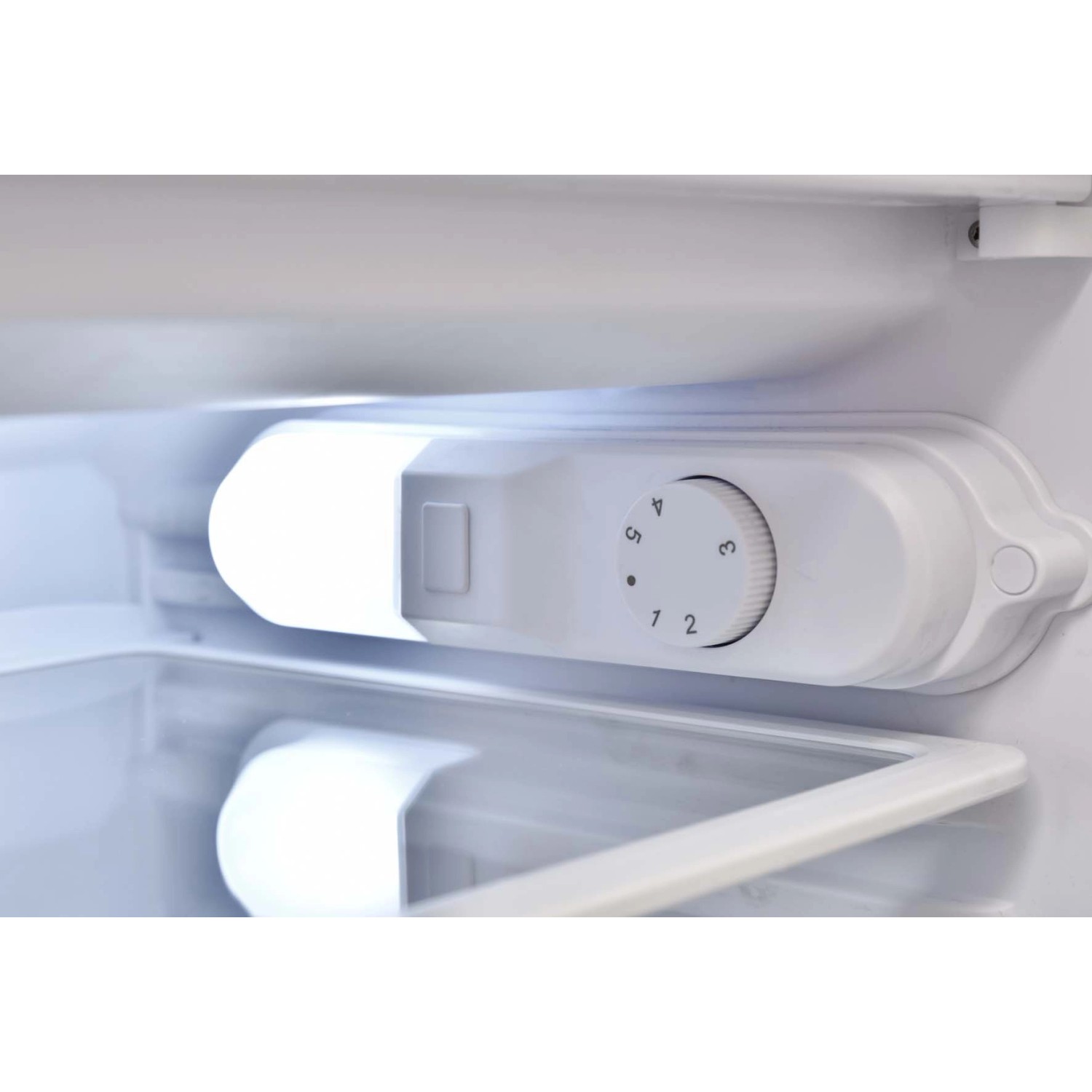 Innenansicht Kühlschrank der Respekta Premium Küchenzeile mit Temperaturregler.