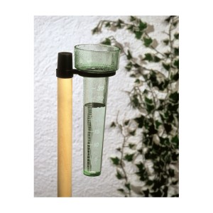 Grüner Regenmesser aus Polystyrol mit Halterung zur Niederschlagsmessung.