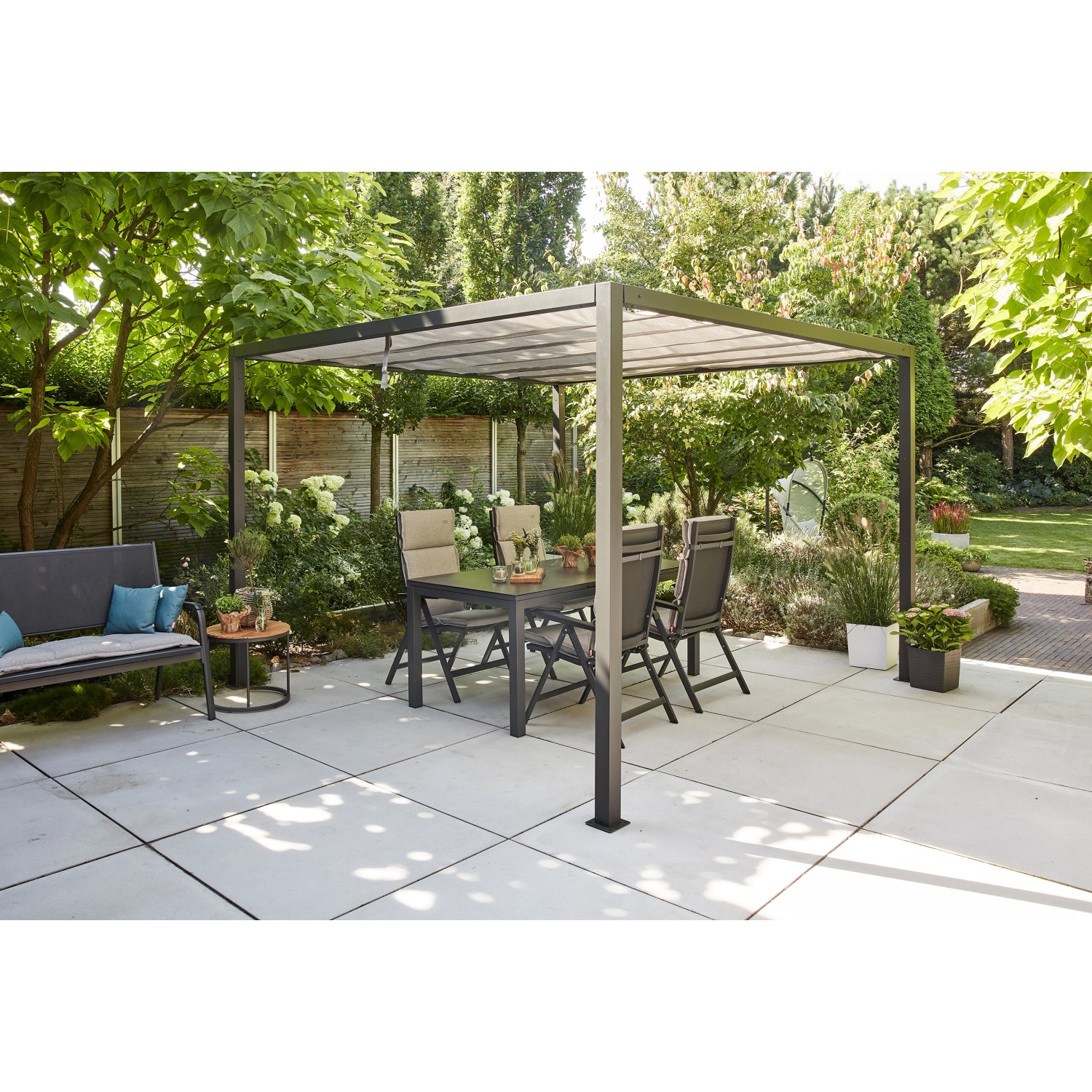 Siena Garden Pergola Schattenmanufaktur, anthrazitfarbenes Aluminiumgestell mit Faltsonnensegel im Garten.