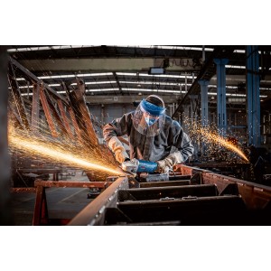 Anwender beim Schleifen mit dem Bosch Professional Winkelschleifer GWS 2400 J in einer Werkstatt.