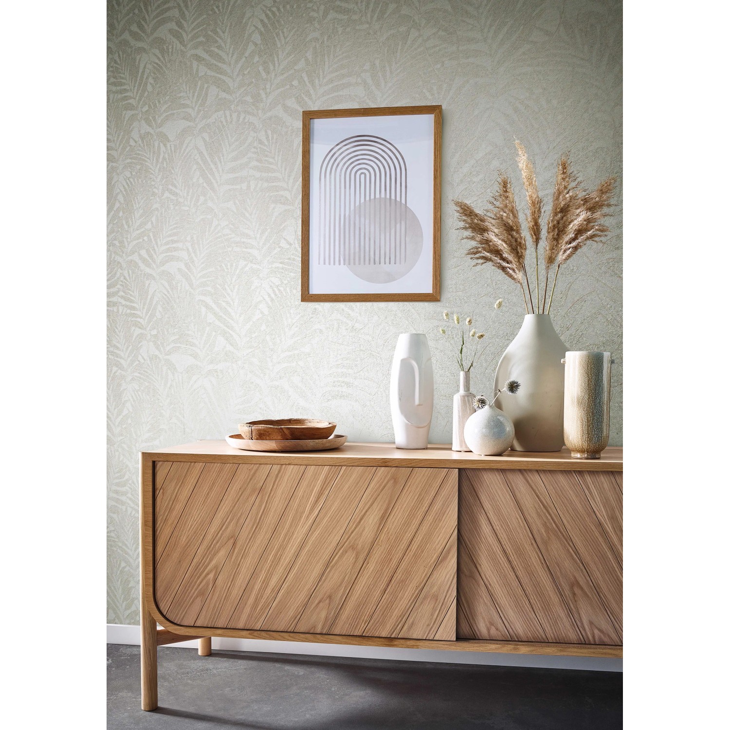 Wohnraum mit Marburg Vliestapete Habitat Floral in Weiß-Pearl und Holzkommode.