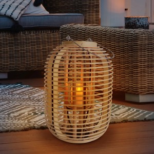 Näve Dekoleuchte Korb Natur mit LED-Solar-Kerze, warmweißes Licht für Garten und Terrasse.