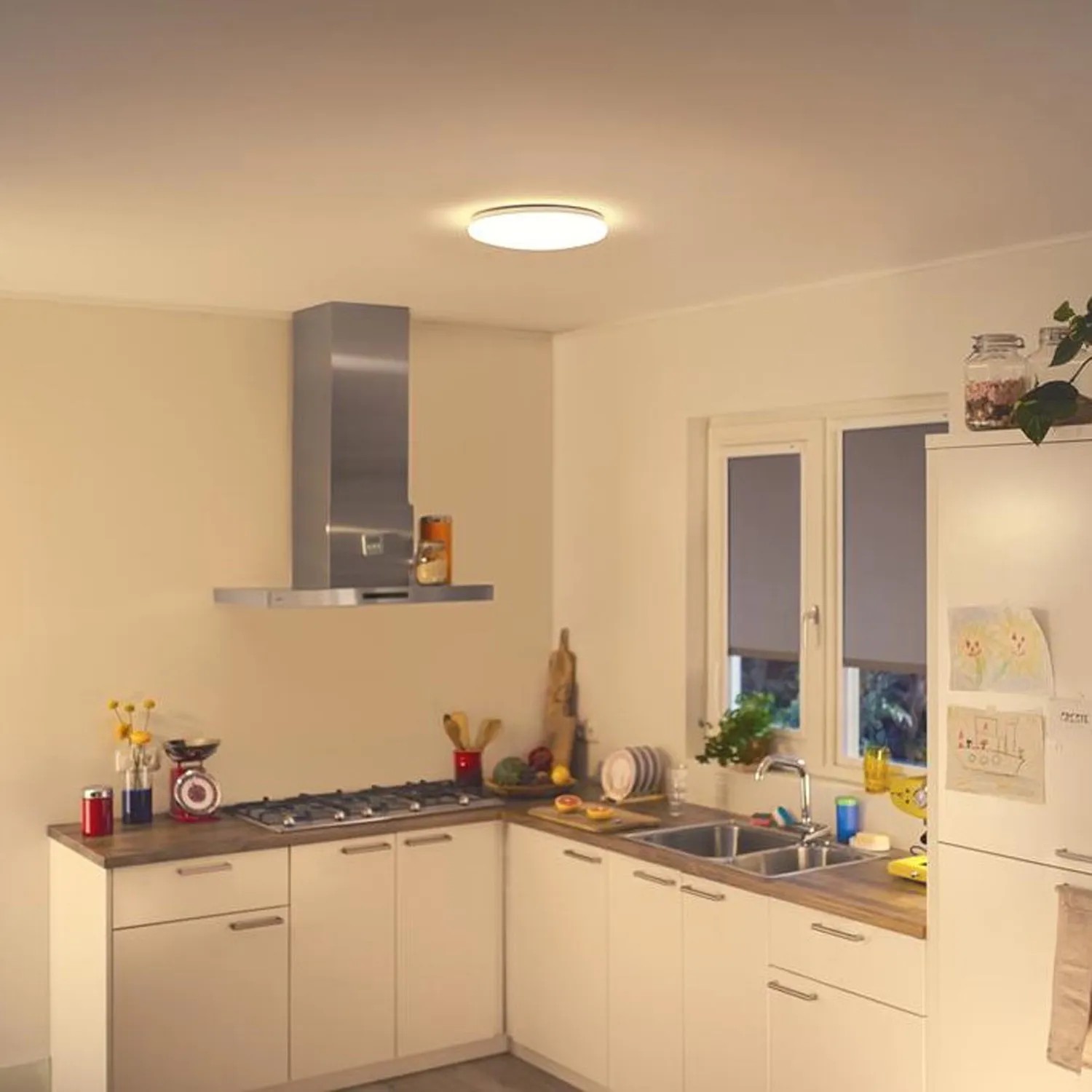 Smarte WiZ LED-Deckenleuchte Adria in Küche, warmweißes Licht, Ø 32 cm.