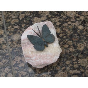Deko-Figur: Schmetterling aus Bronze auf Rosariofindling (8 cm). Gartendekoration.