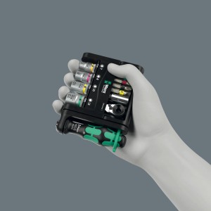 Wera Tool-Check Modular 1 Werkzeugset, 21-teilig, mit Schraubendreher, Bits und Nüssen in Hand