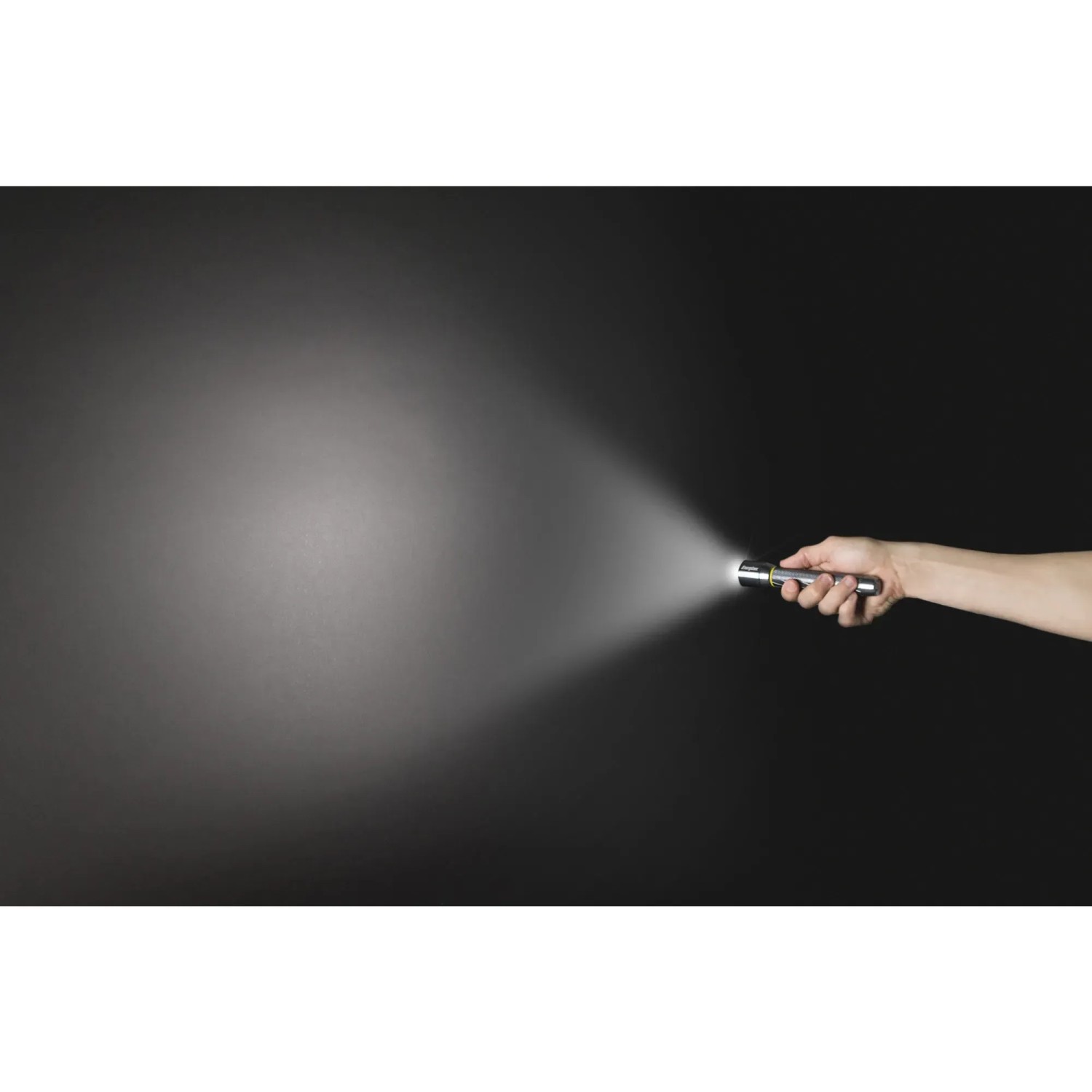 Energizer Vision HD Metall Taschenlampe im Einsatz. Hand hält Lampe, Lichtstrahl leuchtet.
