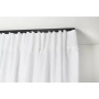 Schwarze 1-Lauf Gardinenschiene Square an weißer Decke mit weißem Vorhang. Ideal für moderne Wohnaccessoires.