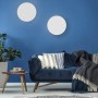 Zwei weiße LED-Deckenleuchten Sternenhimmel (48x48cm) an blauer Wand über Sofa.