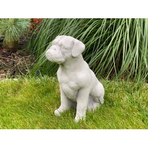 Patiniert wirkende Kunststeinfigur eines sitzenden Hundes (36 cm) zur Gartendekoration.