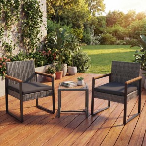 Graue Polyrattan Gartenmöbel Garnitur mit 2 Stühlen, Tisch und Akazienholz Armlehnen.