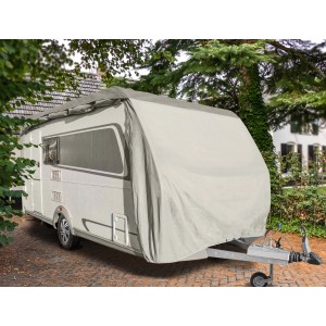 Wohnwagen mit grauer Schutzhülle, inkl. Überziehhilfe und Tasche, zum Schutz vor Witterung und Verschmutzung.