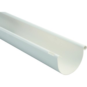 Weiße, halbrunde Marley Dachrinne RG 75 (3 m) aus Kunststoff.