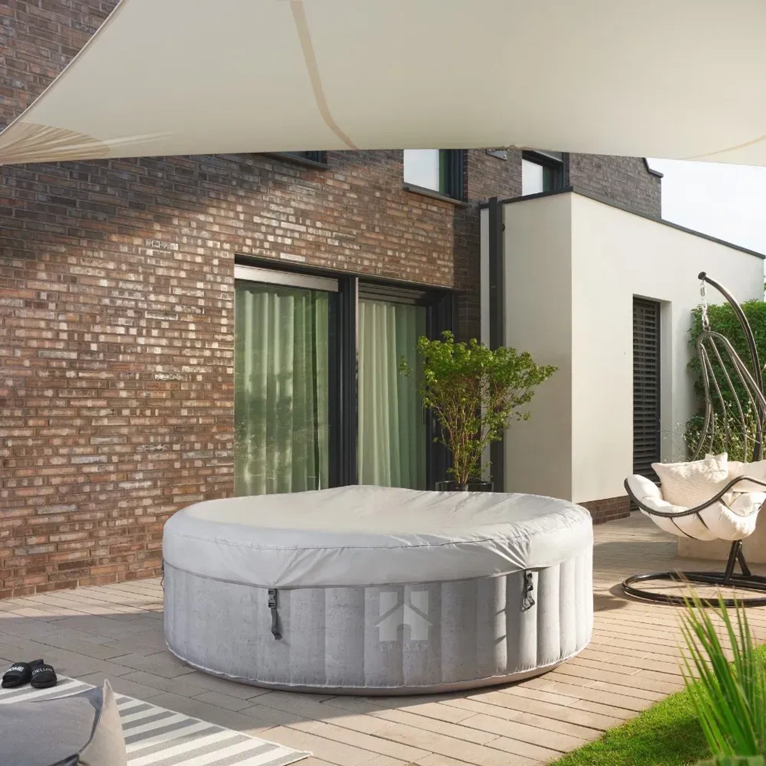 Home Deluxe Whirlpool Splash, Ø 208 cm, Betonoptik mit Abdeckung im Garten.