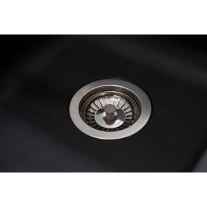 Detailaufnahme: Schwarze Respekta Mineralite Einbauspüle Denver mit Edelstahl-Siebkorb.