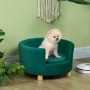 Grünes, rundes PawHut Hundesofa mit hoher Rückenlehne und Holzbeinen. Kleiner, weißer Hund sitzt gemütlich in der Hundecouch.
