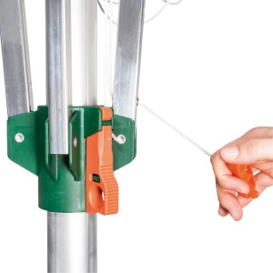 Juwel Wäschespinne Exquisit 500: Detail des Seilzugsystems mit grüner Halterung, orangefarbenem Griff und Hand beim Spannen.