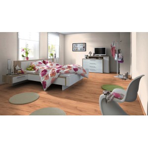 Verlegter Laminatboden Excellent Eiche Desert 8 mm im Schlafzimmer mit Möbeln.