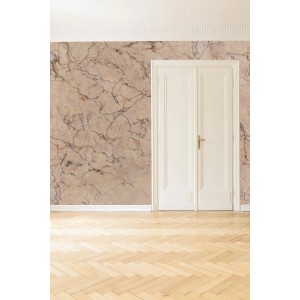 LOOKS Fototapete Marblerosa im Raum, Marmor-Optik in Rosa und Braun, neben einer weißen Tür.