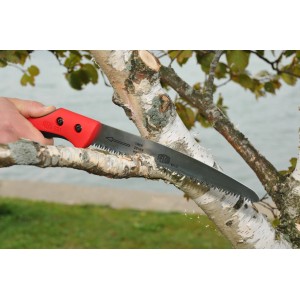 Felco Baumsäge 621 im Einsatz: Eine Hand sägt einen Birkenast mit der Gartensäge ab.