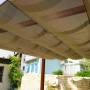 Detailaufnahme des Pavillon Pergola Gazebo Florida Cocoa mit Sonnensegel in Holzoptik.