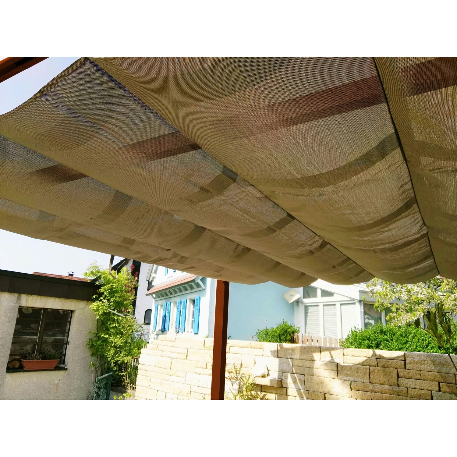Detailaufnahme des Pavillon Pergola Gazebo Florida Cocoa mit Sonnensegel in Holzoptik.