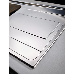 Detailaufnahme der Pyramis Einbauspüle Alea aus Edelstahl mit Abtropffläche.