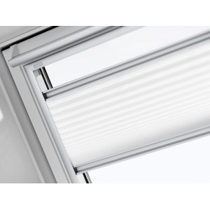 Detailaufnahme: Weißes Velux Plissee FHL C02 1016S am Dachfenster.